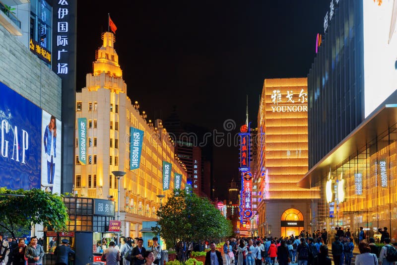 Leuchtzeichen von Luxuslädenn auf Nanjing-Straße, Shanghai stockfotos Leuchtzeichen von Luxuslädenn auf Nanjing-Straße, Shanghai stockfotos
