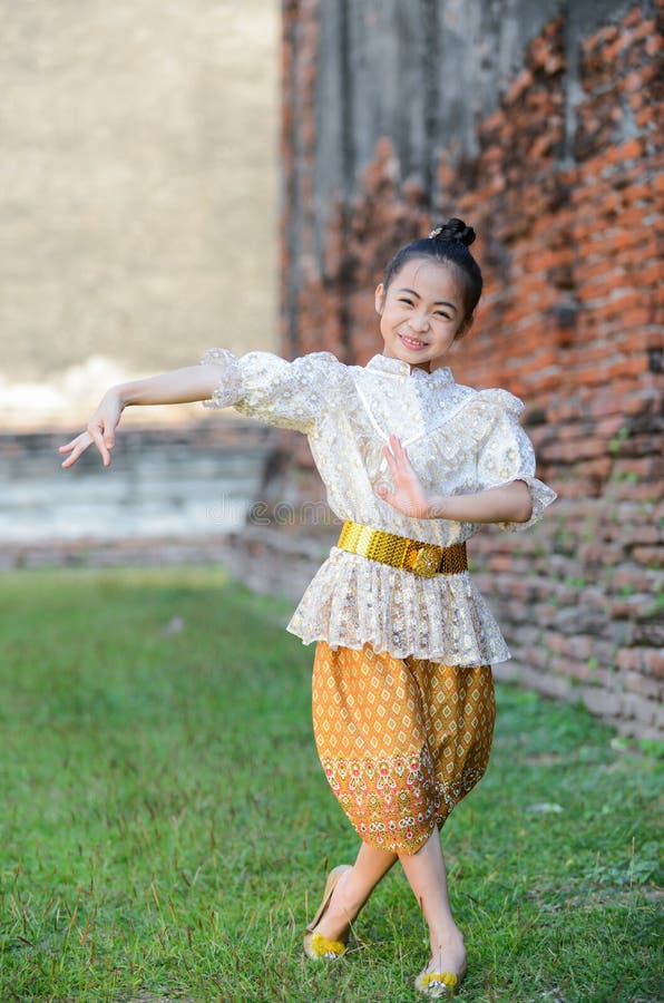 Leuk Aziatisch meisje op Thaise dans royalty-vrije stock foto Leuk Aziatisch meisje op Thaise dans royalty-vrije stock foto