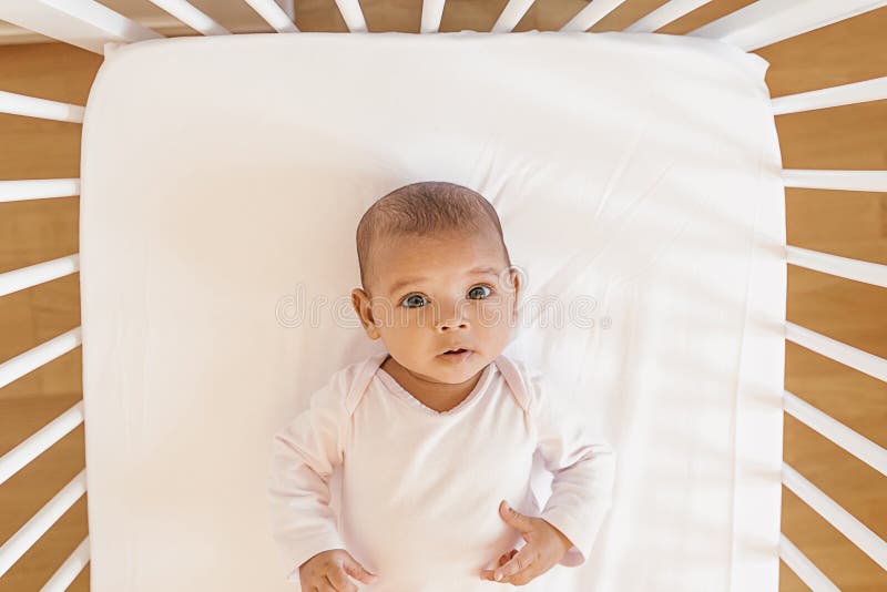Leuk Babymeisje die in de Voederbak liggen stock afbeelding Leuk Babymeisje die in de Voederbak liggen stock afbeelding