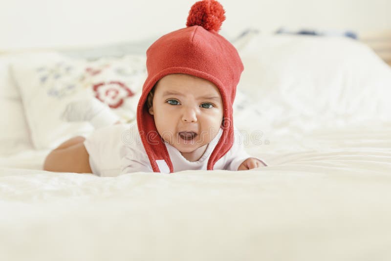 Leuk Babymeisje die in de Voederbak liggen royalty-vrije stock fotografie Leuk Babymeisje die in de Voederbak liggen royalty-vrije stock fotografie