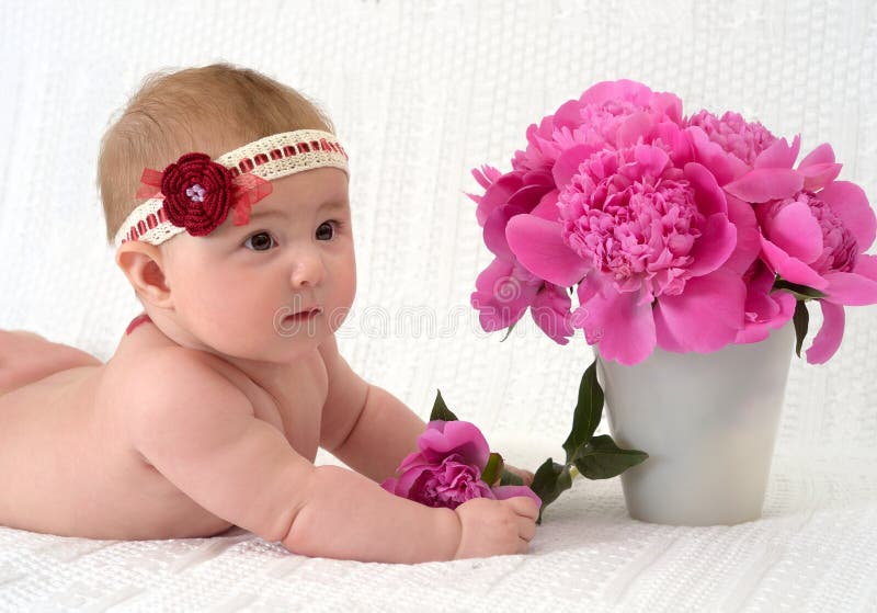 Leuk babymeisje met bloemen stock afbeelding Leuk babymeisje met bloemen stock afbeelding