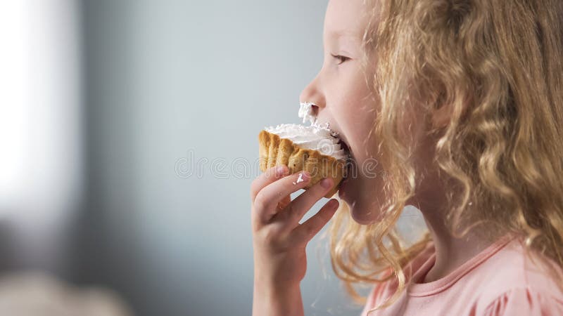 Leuk bleek peutermeisje die romige cake eten en, suikergoedbar bij partij glimlachen royalty-vrije stock foto's Leuk bleek peutermeisje die romige cake eten en, suikergoedbar bij partij glimlachen royalty-vrije stock foto's