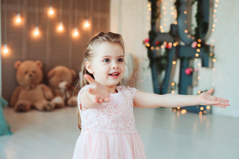 Leuk glimlachend 5 jaar oude kindmeisje het vieren verjaardags stock foto's Leuk glimlachend 5 jaar oude kindmeisje het vieren verjaardags stock foto's