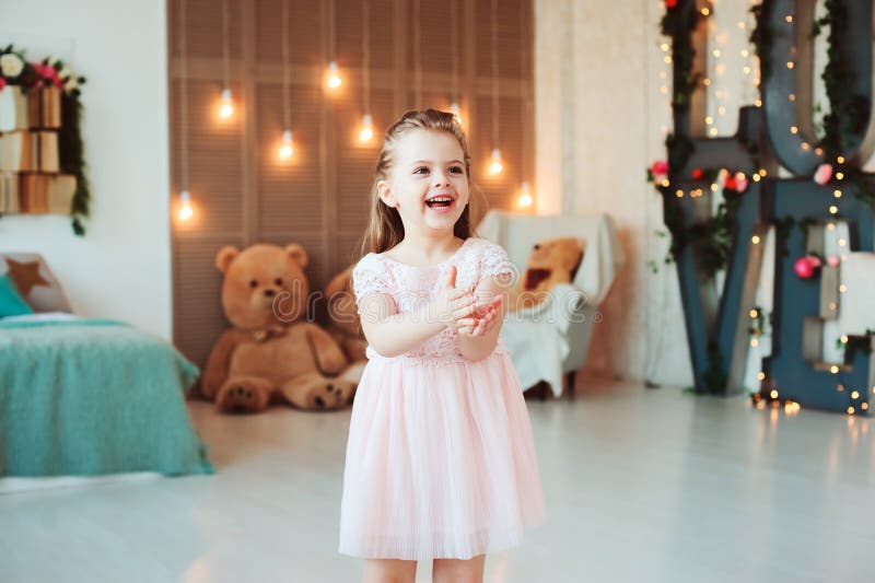 Leuk glimlachend 5 jaar oude kindmeisje het vieren verjaardags royalty-vrije stock foto Leuk glimlachend 5 jaar oude kindmeisje het vieren verjaardags royalty-vrije stock foto