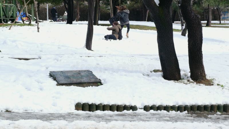 Leuk jong koppel speelt sneeuw