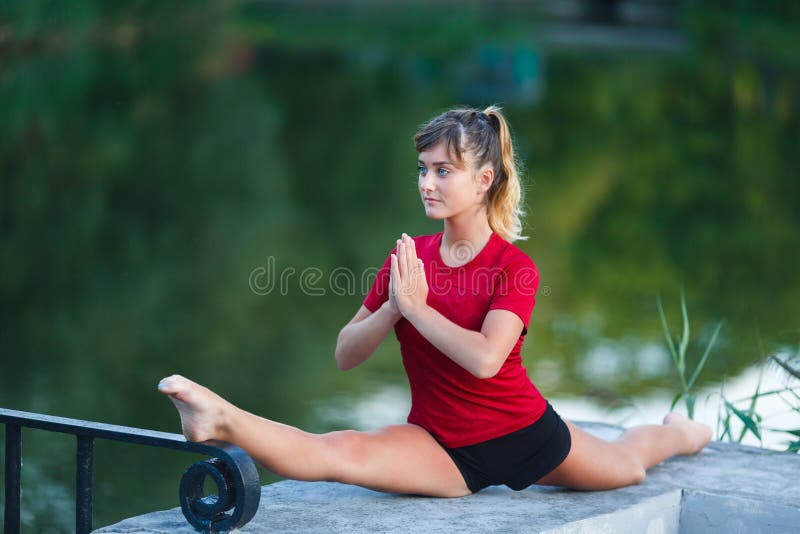 Leuk jong meisje die yogaoefeningen doen royalty-vrije stock afbeelding Leuk jong meisje die yogaoefeningen doen royalty-vrije stock afbeelding