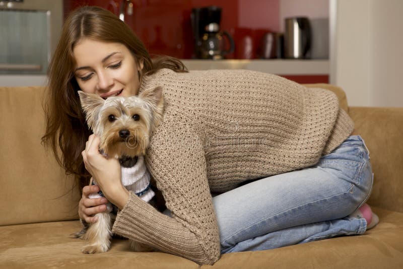 Leuk jong meisje met haar puppy Yorkie royalty-vrije stock fotografie Leuk jong meisje met haar puppy Yorkie royalty-vrije stock fotografie