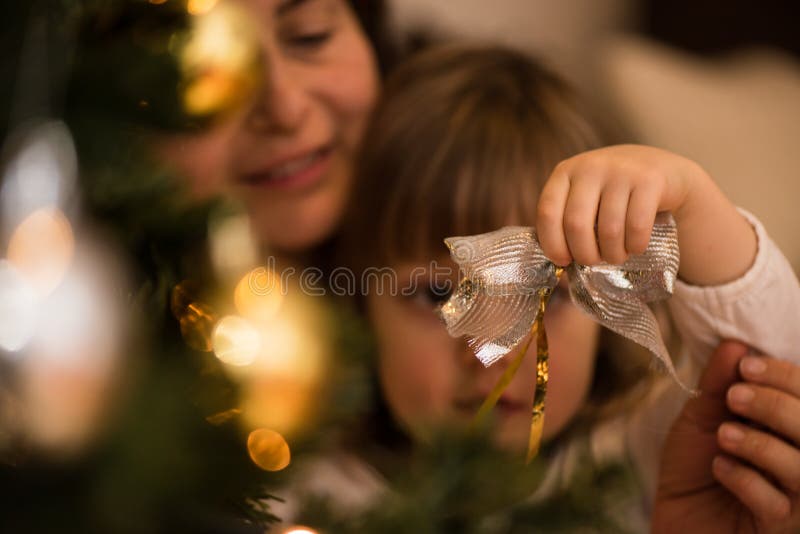 Schattig klein meisje dat een kerstornament vasthoudt royalty-vrije stock afbeelding