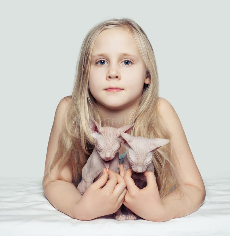 Leuk kindmeisje met katten stock afbeelding Leuk kindmeisje met katten stock afbeelding