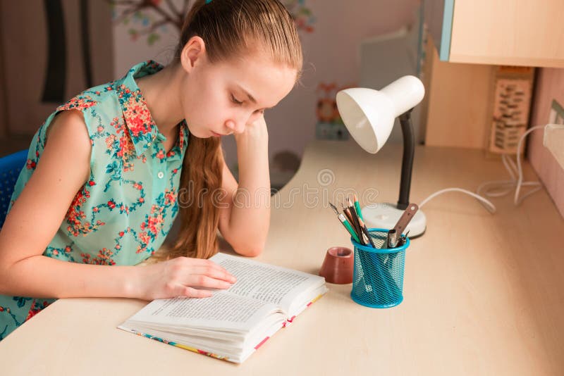Leuk meisje dat een boek leest stock afbeelding Leuk meisje dat een boek leest stock afbeelding