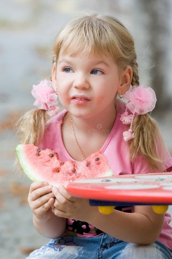 Leuk meisje dat watermeloen eet.