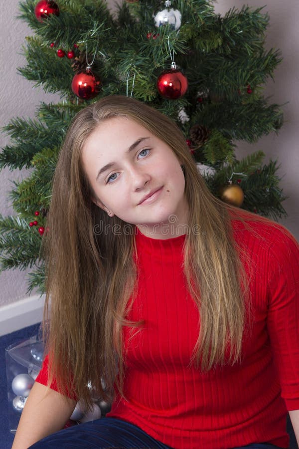 Leuk meisje dichtbij Nieuwjaarboom stock foto's Leuk meisje dichtbij Nieuwjaarboom stock foto's