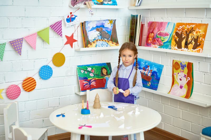 Leuk Meisje die Kerstmisdecoratie maken stock foto Leuk Meisje die Kerstmisdecoratie maken stock foto