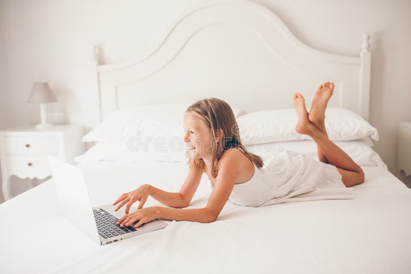Leuk meisje die thuiswerk op laptop doen royalty-vrije stock afbeelding Leuk meisje die thuiswerk op laptop doen royalty-vrije stock afbeelding