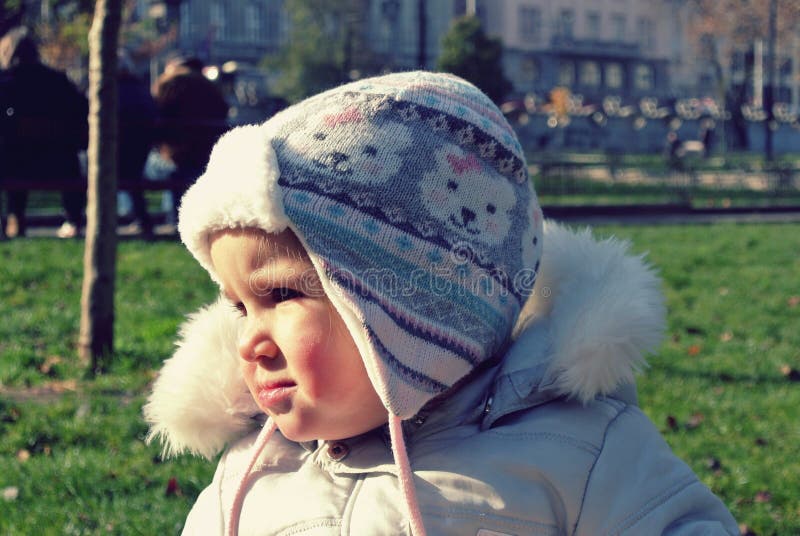 Leuk meisje in een park in de winter; retro Instagram-stijl royalty-vrije stock foto Leuk meisje in een park in de winter; retro Instagram-stijl royalty-vrije stock foto