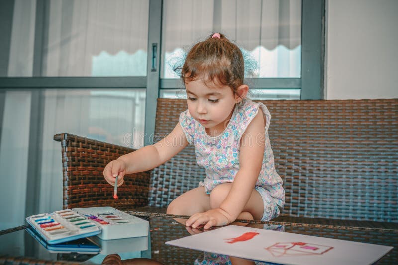 Leuk meisje het schilderen beeld op huis binnenlandse achtergrond Jongen en de meisjes die bij het surfen van bureau de zitten en royalty-vrije stock fotografie Leuk meisje het schilderen beeld op huis binnenlandse achtergrond Jongen en de meisjes die bij het surfen van bureau de zitten en royalty-vrije stock fotografie