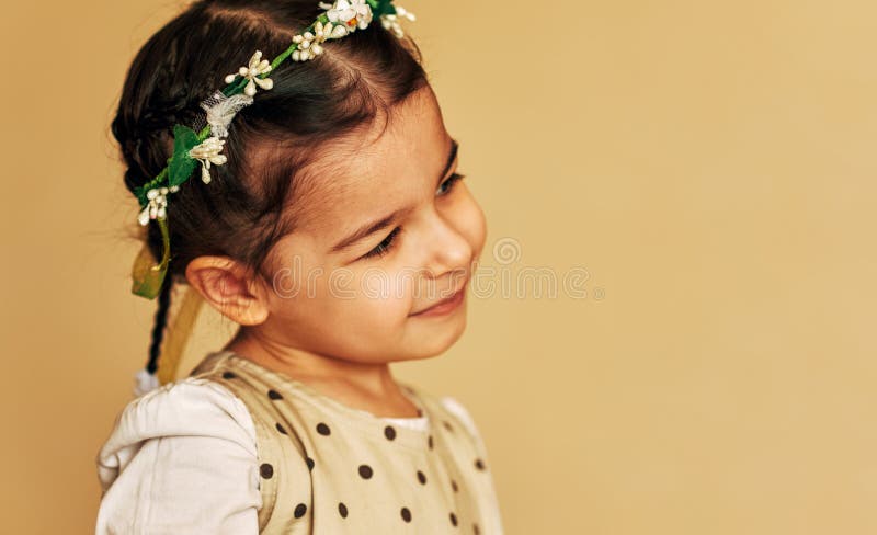 Leuk meisje met bloemen op haar haar, die voor familiefoto stellen Gelukkig charmant jong geitjemeisje die met positieve emoties stock foto's Leuk meisje met bloemen op haar haar, die voor familiefoto stellen Gelukkig charmant jong geitjemeisje die met positieve emoties stock foto's