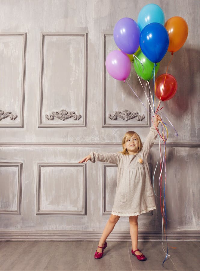 Leuk meisje in retro ballons van de stijlholding royalty-vrije stock fotografie Leuk meisje in retro ballons van de stijlholding royalty-vrije stock fotografie