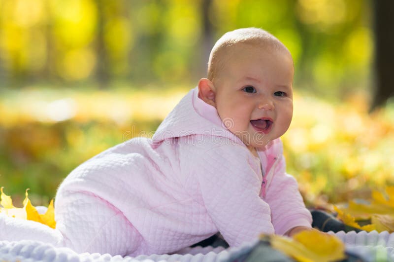 Leuk mollig weinig babymeisje die bij camera lachen stock foto Leuk mollig weinig babymeisje die bij camera lachen stock foto