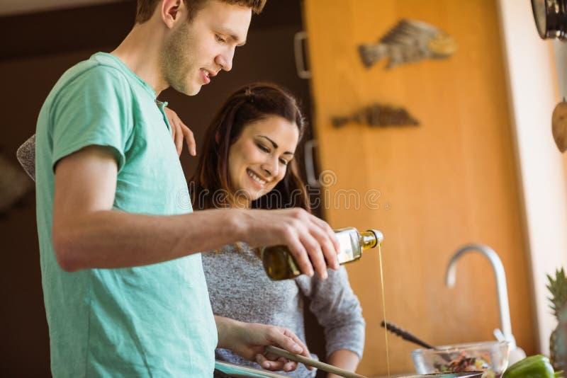 Leuk paar die voedsel samen voorbereiden stock foto's Leuk paar die voedsel samen voorbereiden stock foto's