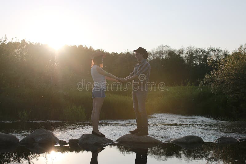 Download Leuk Paar Op Een Gang Door Het Platteland Stock Foto - Afbeelding bestaande uit aantrekkelijk, meisje: 107707872
