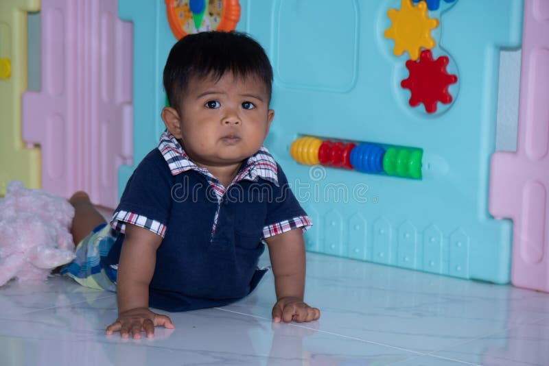 Leuk weinig Aziatische babyjongen die op zachte deken ligt royalty-vrije stock afbeeldingen Leuk weinig Aziatische babyjongen die op zachte deken ligt royalty-vrije stock afbeeldingen