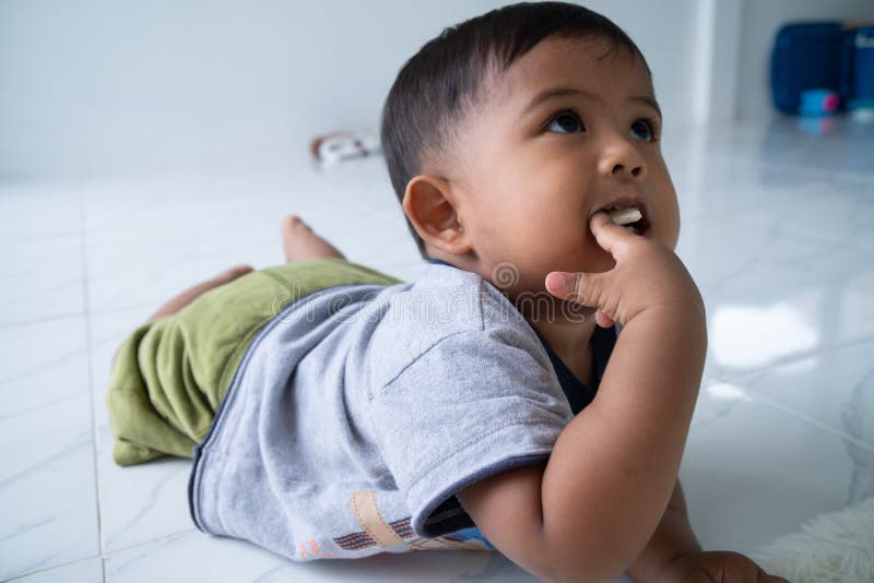 Leuk weinig Aziatische babyjongen stock afbeeldingen Leuk weinig Aziatische babyjongen stock afbeeldingen
