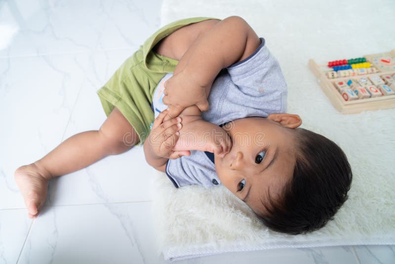 Leuk weinig Aziatische babyjongen stock afbeelding Leuk weinig Aziatische babyjongen stock afbeelding