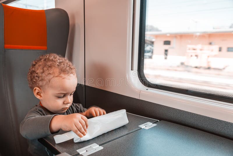 Leuk weinig babyjongen die door spoorweg reizen royalty-vrije stock fotografie Leuk weinig babyjongen die door spoorweg reizen royalty-vrije stock fotografie