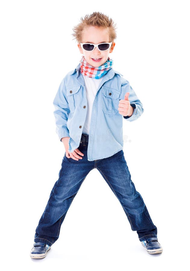 Leuk weinig jongen met zonnebril stock foto Leuk weinig jongen met zonnebril stock foto
