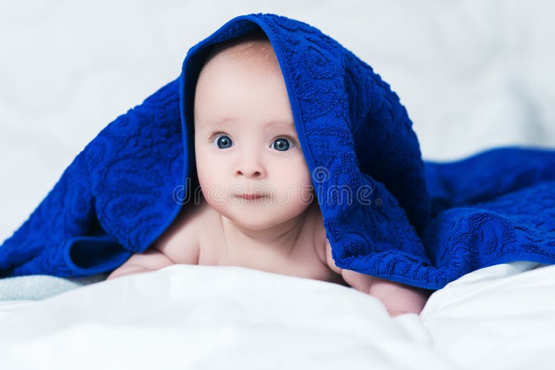 Leuke baby na douche met blauwe handdoek op hoofd stock foto's Leuke baby na douche met blauwe handdoek op hoofd stock foto's