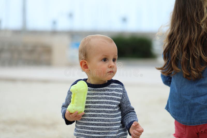Leuke Babyjongen die een Sweater op Sandy Beach dragen stock fotografie Leuke Babyjongen die een Sweater op Sandy Beach dragen stock fotografie