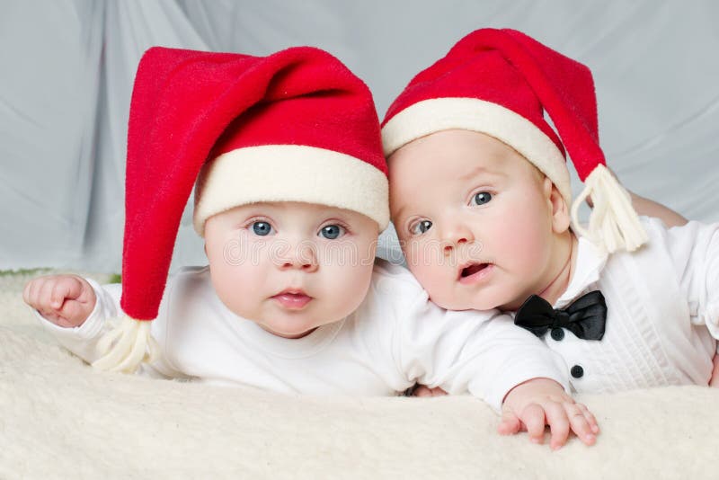 Leuke babys met santahoeden royalty-vrije stock foto's Leuke babys met santahoeden royalty-vrije stock foto's
