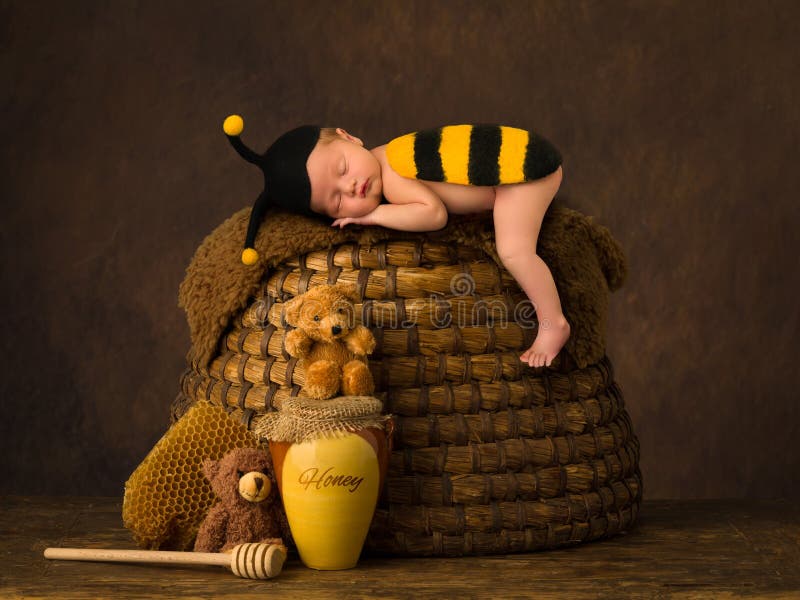 Leuke babyslaap op bijenkorf royalty-vrije stock foto's Leuke babyslaap op bijenkorf royalty-vrije stock foto's