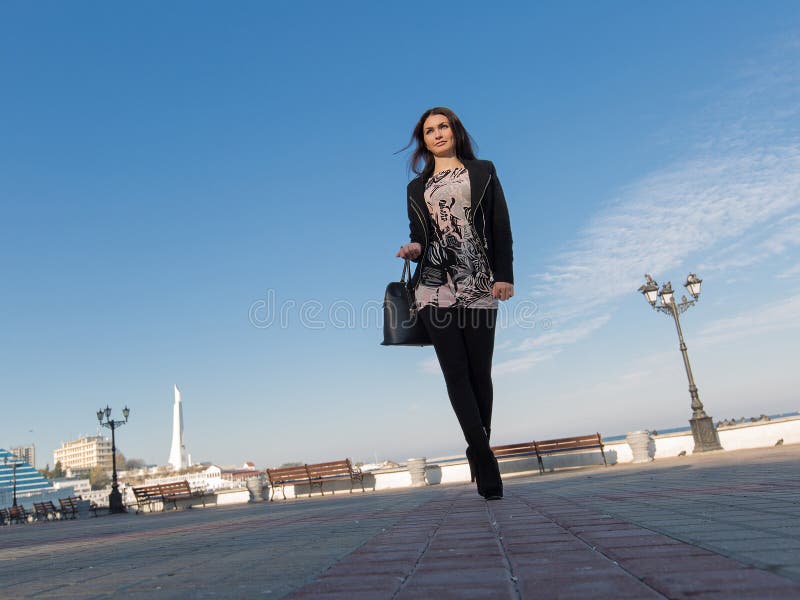 Leuke bedrijfsvrouwengangen buiten stock afbeeldingen