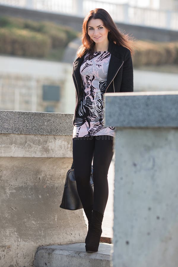 Leuke bedrijfsvrouwengangen buiten royalty-vrije stock foto