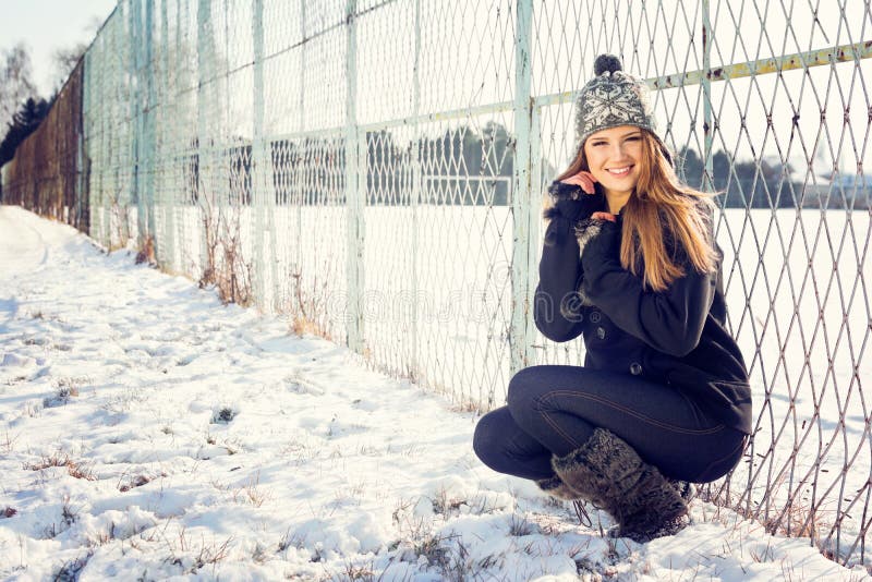 Leuke blondetiener in openlucht in park in de winter royalty-vrije stock afbeelding Leuke blondetiener in openlucht in park in de winter royalty-vrije stock afbeelding