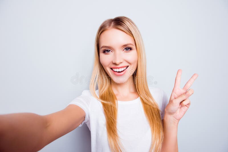 Leuke charmante mooie positieve aantrekkelijke jonge dame met blonde stock foto Leuke charmante mooie positieve aantrekkelijke jonge dame met blonde stock foto