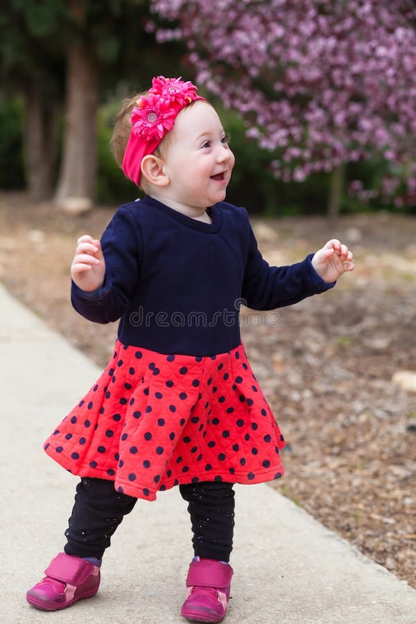 Leuke die baby aan een kant wordt gedraaid royalty-vrije stock foto's Leuke die baby aan een kant wordt gedraaid royalty-vrije stock foto's