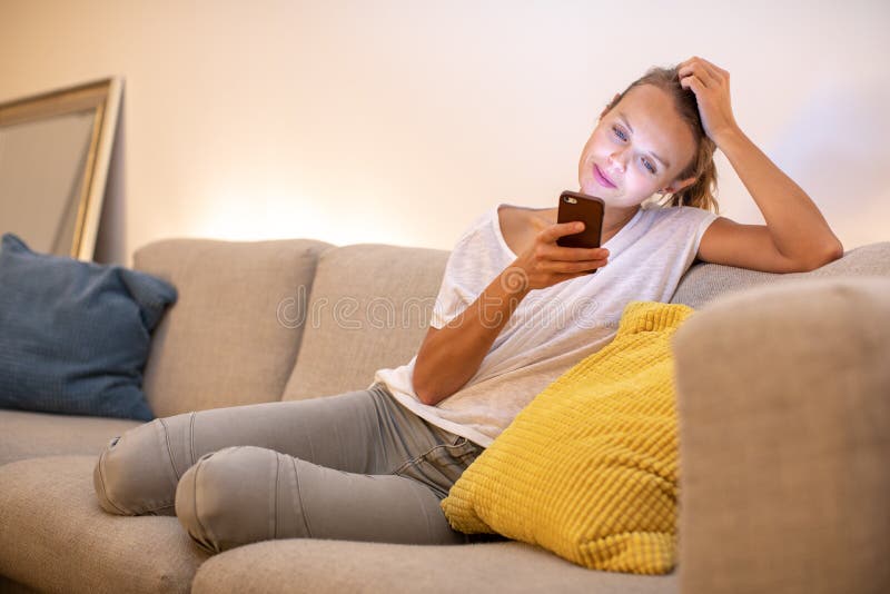 Leuke jonge vrouw die haar celtelefoon met behulp van royalty-vrije stock afbeeldingen Leuke jonge vrouw die haar celtelefoon met behulp van royalty-vrije stock afbeeldingen