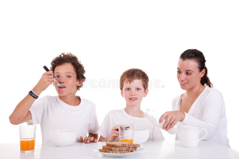 Leuke jongens en moeder die ontbijt nemen