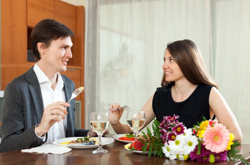 Leuke man en vrouw die romantisch diner hebben stock afbeeldingen Leuke man en vrouw die romantisch diner hebben stock afbeeldingen