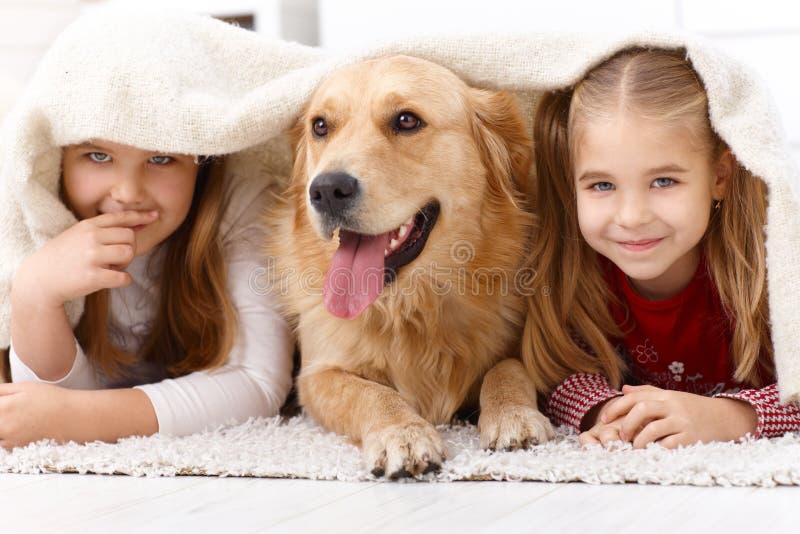 Leuke meisjes die pret met hond het glimlachen hebben stock afbeeldingen Leuke meisjes die pret met hond het glimlachen hebben stock afbeeldingen