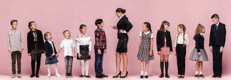 Leuke modieuze kinderen op roze studioachtergrond De mooie tienermeisjes en de jongen die zich verenigen royalty-vrije stock afbeeldingen Leuke modieuze kinderen op roze studioachtergrond De mooie tienermeisjes en de jongen die zich verenigen royalty-vrije stock afbeeldingen
