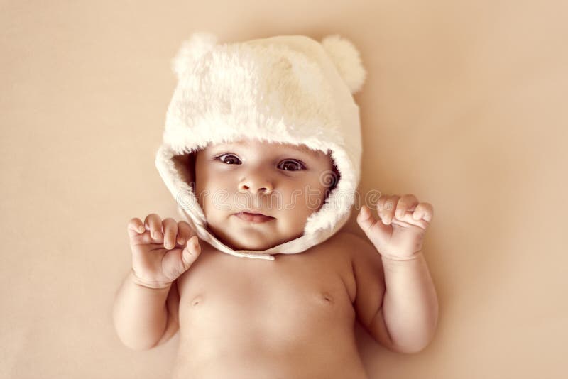 Leuke pasgeboren baby in de winter warme hoed met beeroren het grappige liggen royalty-vrije stock afbeeldingen Leuke pasgeboren baby in de winter warme hoed met beeroren het grappige liggen royalty-vrije stock afbeeldingen