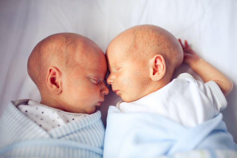 Leuke pasgeboren en tweelingen die slapen plakken