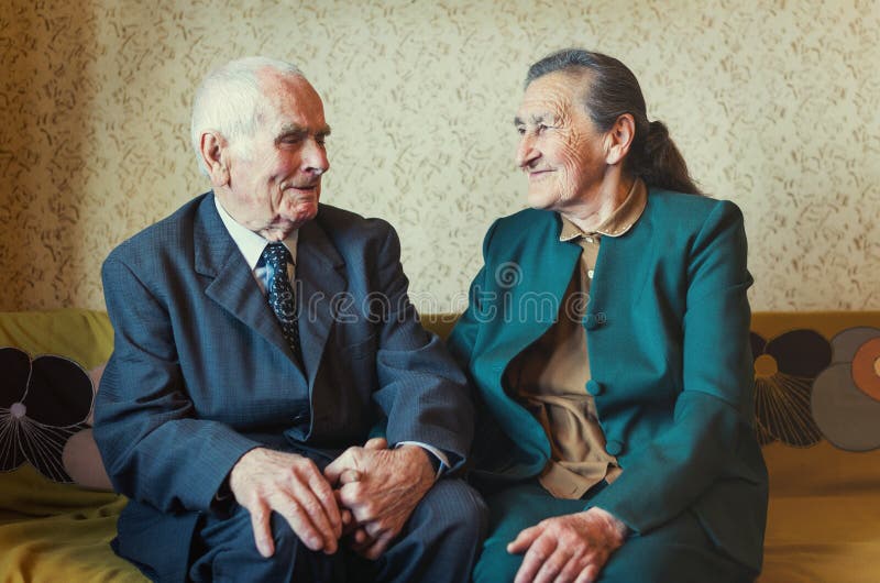 Leuke 80 plus éénjarigenechtpaar het stellen voor een portret in hun huis Liefde voor altijd concept royalty-vrije stock foto's Leuke 80 plus éénjarigenechtpaar het stellen voor een portret in hun huis Liefde voor altijd concept royalty-vrije stock foto's