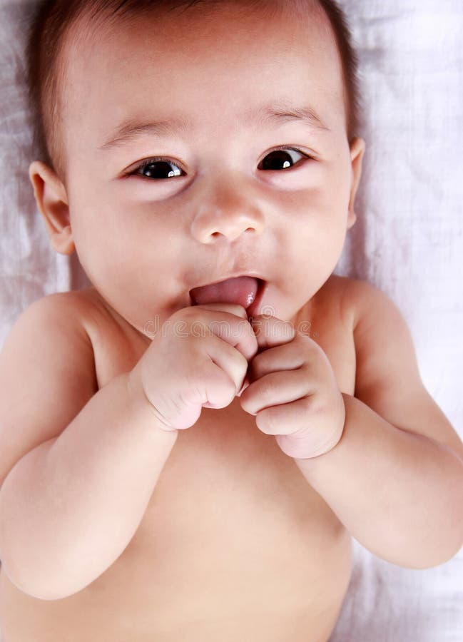 Leuke uitdrukkingen van baby die zijn handen likken stock foto's Leuke uitdrukkingen van baby die zijn handen likken stock foto's