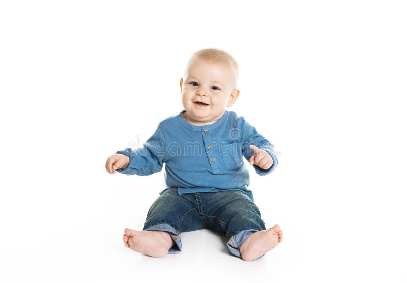 Leuke vrolijke kruipende die babyjongen op witte achtergrond wordt geïsoleerd stock afbeelding Leuke vrolijke kruipende die babyjongen op witte achtergrond wordt geïsoleerd stock afbeelding