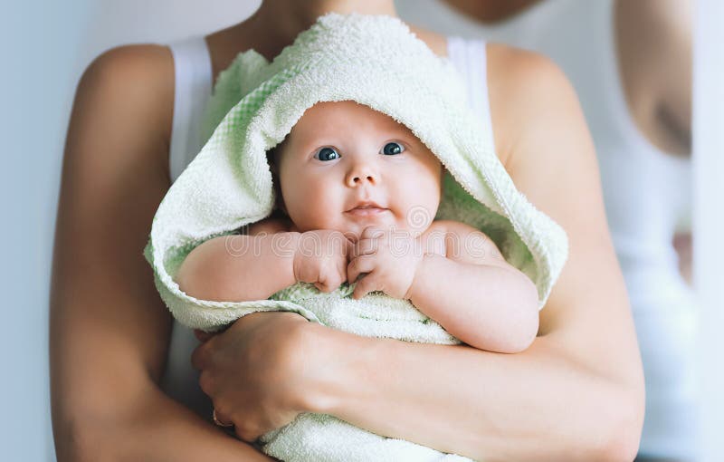 Leukste baby na bad met handdoek op hoofd